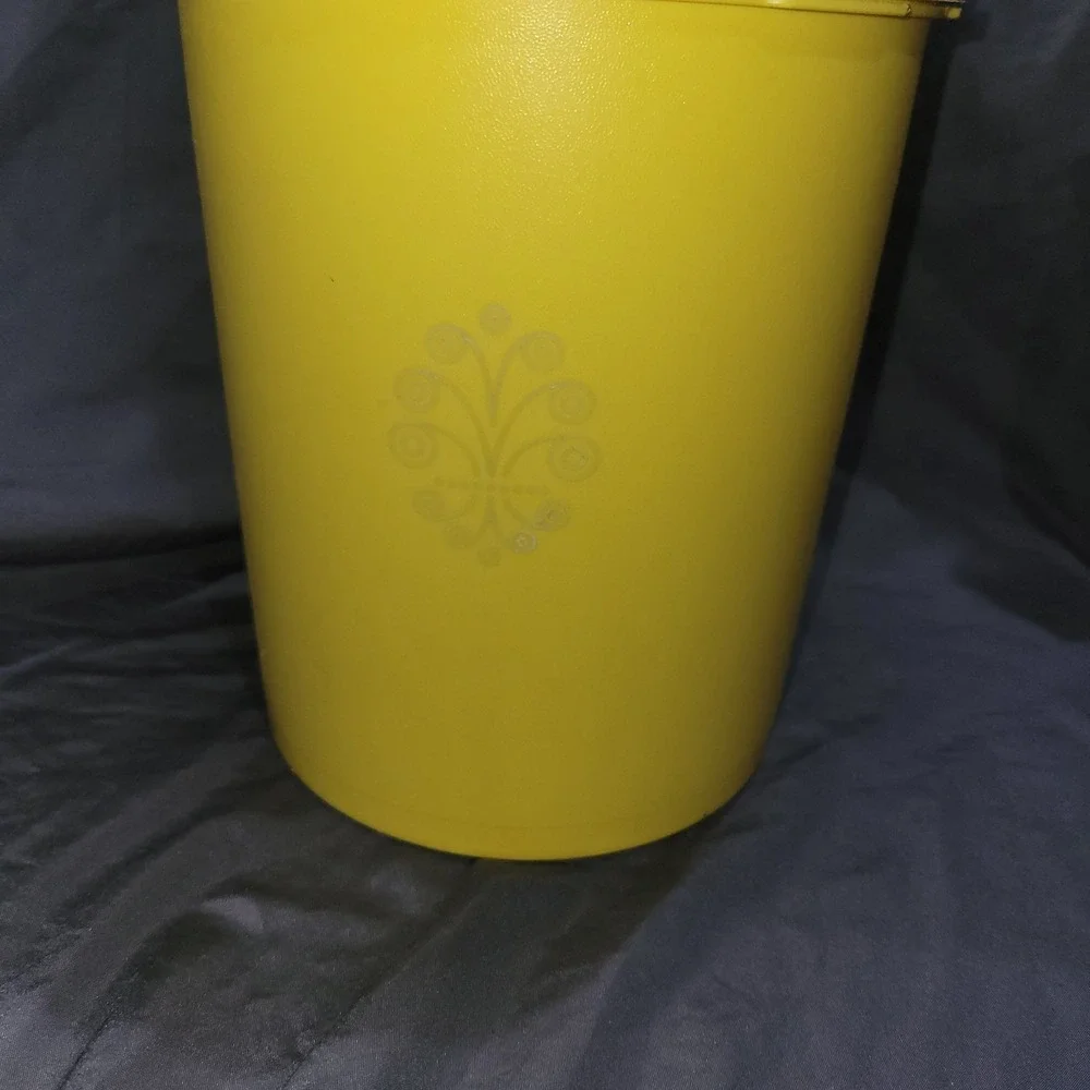 Vintage Tupperware Servalier 805-5 Yellow Large Canister 16 C Capacity